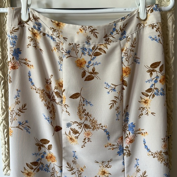 FOREVER 21 | Floral Print Skirt in Cream and Blue - Picture 4 of 14